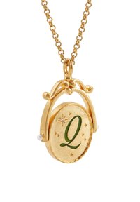 Zlatý náhrdelník s pendantom, ktorý obsahuje oválny prívesok so zeleným "Q", hviezdami a perlovými akcentmi, visiacim na štruktúrovanej zlatej retiazke.