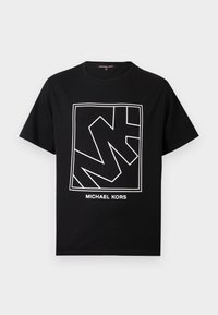 Μαύρο βαμβακερό T-shirt με ένα γεωμετρικό λευκό λογότυπο και το όνομα της μάρκας "MICHAEL KORS" τυπωμένο από κάτω μέσα σε ορθογώνιο πλαίσιο.