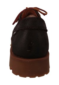 Zapato de ante marrón con puntera redonda, suela de goma y cordones naranjas. Detalles de costura ligera decoran la parte superior.