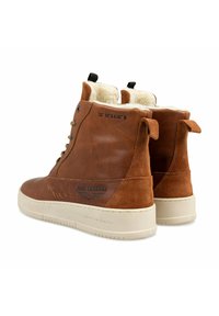 Bruine leren high-top sneakers met crème rubberen zolen, fleece voering, zwarte trekbanden en het "PME Legend" logo aan de zijkant.