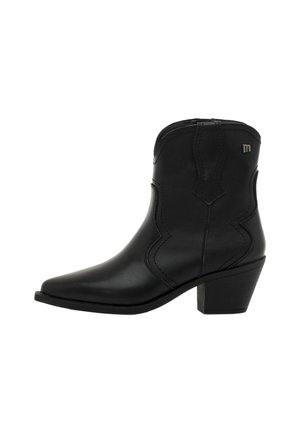 Botín negro de cuero hasta el tobillo con punta afilada, tacón ancho de altura media, tira para ponerlo y costuras decorativas en los laterales.