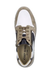 Sneaker mit einer weißen Lederzehe und -seiten, taupefarbenen Wildlederelementen, einem marineblauen Einsatz, beigen Schnürsenkeln und einer gepolsterten, strukturierten Innensohle.