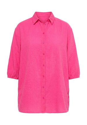 Lyserød skjorte med trekvartlang puffærmer og klassisk krave, lavet af tekstureret stof.