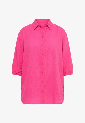 Jasnoróżowa bluzka zapinana na guziki z rękawami do łokcia z bufkami i klasycznym kołnierzem, wykonana z teksturowanej tkaniny.