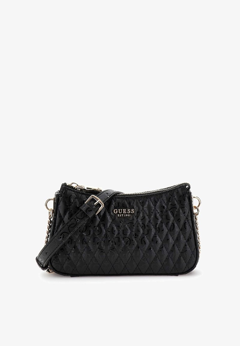 Svart quiltad handväska med dragkedjestängning, med en guldfärgad logotyp, justerbar rem och kedjeprydnad. Slät textur med diamantmönster.