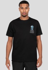 Camiseta de algodón negra con un gráfico en azul y blanco de una calavera con características exageradas en la parte izquierda del pecho. Manga corta, cuello redondo.