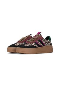 Des baskets à motif léopard avec des accents noirs, bordeaux et verts, dotées de semelles épaisses marron et de lacets métalliques. Matériaux en suède et synthétiques.