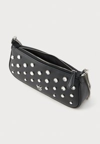 Čierna kožená clutch kabelka so striebornými cvočkami, zapínaním na zips a strieborným reťazovým popruhom. Hladká textúra s elegantným dizajnom.