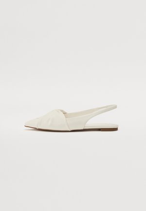 Ballerines blanches à bride arrière en cuir lisse. Dotées d'un bout pointu, d'un détail froncé doux sur le dessus et d'une semelle plate minimaliste.