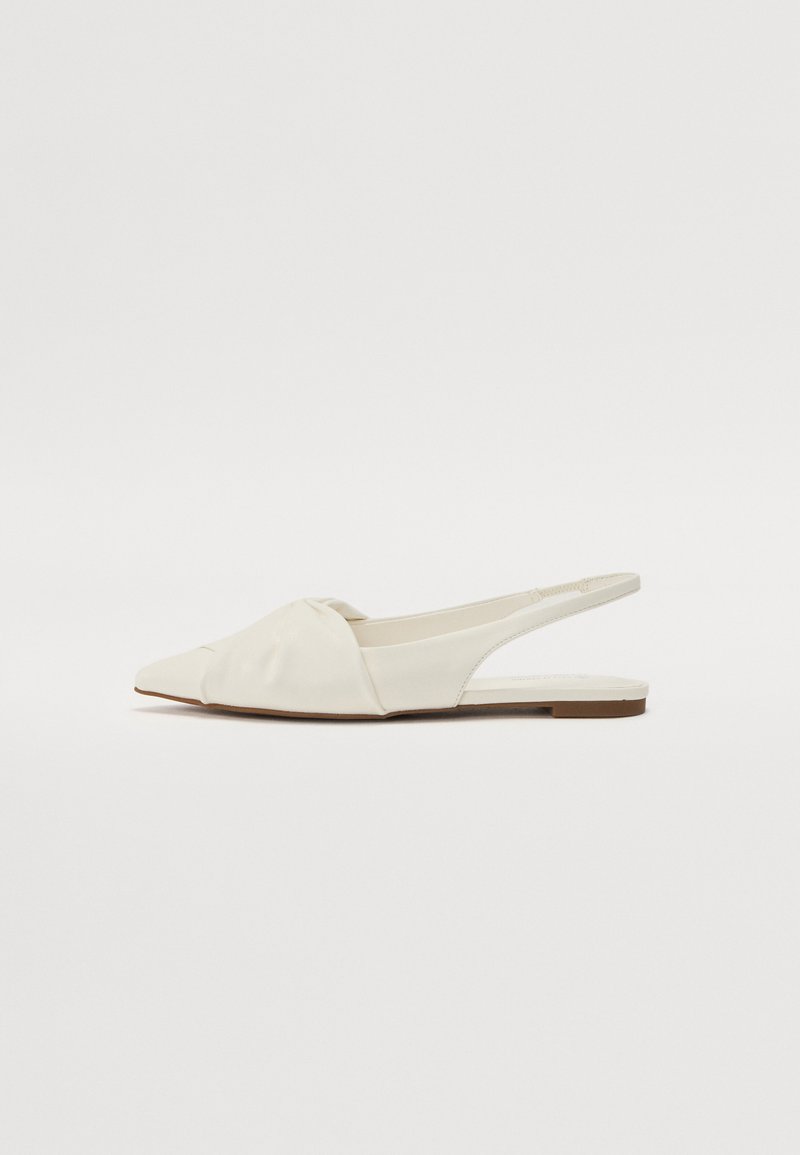 Bílé slingback baleríny z hladké kůže. Mají špičatou špičku, jemně nařasený detail na svršku a minimalistickou plochou podrážku.