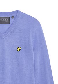 Pullover v-neck lilla realizzato in un materiale a maglia liscia, con un piccolo logo di un uccello nero e giallo sul lato sinistro.