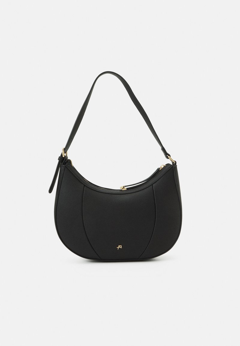 Borsa a mano in pelle nera con forma curva, superficie texturizzata, cuciture frontali e logo tono oro. Caratterizzata da una sola tracolla regolabile.