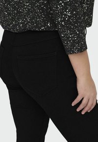 ONLY Carmakoma CARTHUNDER PUSH UP REG SK MBD NP - Jeans Skinny Fit - black