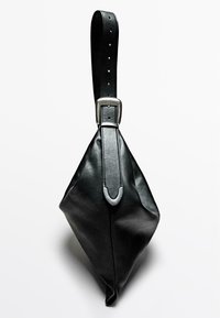 Schwarze Lederhandtasche in dreieckiger Form, mit einem breiten Tragegurt und einem silbernen Metallschnallen-Detail. Glatte Textur und minimalistisches Design.