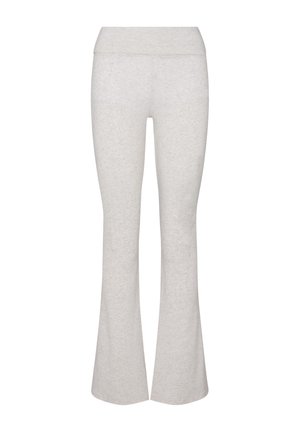 Lichtgrijze wijde broek met een brede tailleband, gemaakt van zachte, rekbare stof, plat liggend tegen een witte achtergrond.