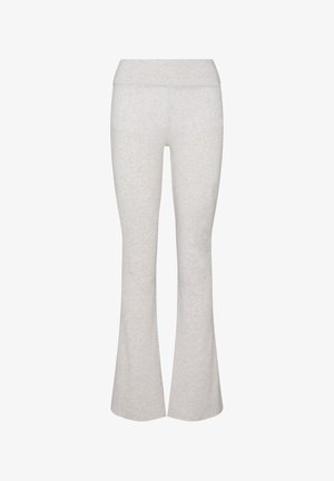 Lichtgrijze wijde broek met een brede tailleband, gemaakt van zachte, rekbare stof, plat liggend tegen een witte achtergrond.