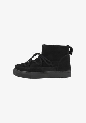 Schwarze Wildleder-Ankle Boots mit runder Zehenpartie, strukturiertem Schnürdesign und einer Zuglasche an der Rückseite. Sie verfügen über eine klobige schwarze Sohle.
