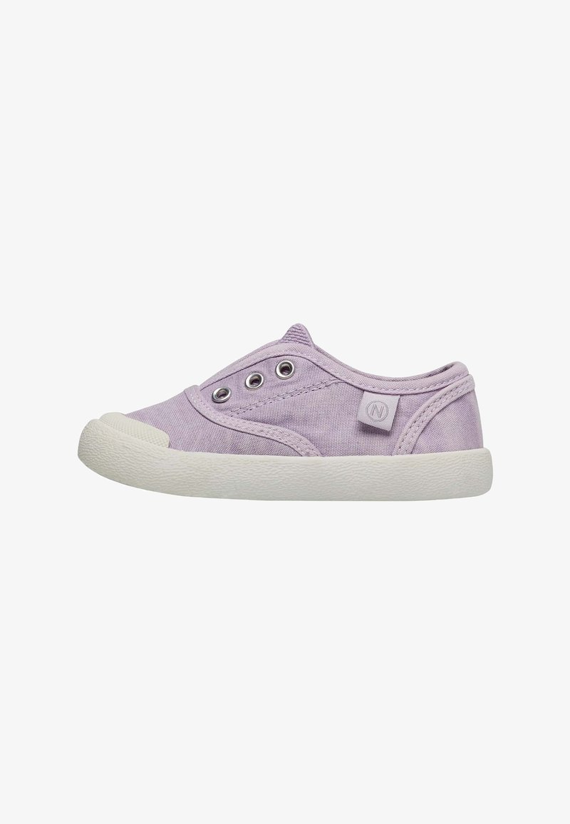 Chaussure slip-on en toile lilas avec une semelle en caoutchouc blanche, des œillets en argent et un bout texturé. Présente un logo discret sur le côté.
