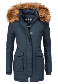 Parka de iarnă bleumarin cu glugă din blană sintetică, două buzunare frontale, închidere cu un singur nasture și manșete cu nisă. Textură netedă și formă ajustată.