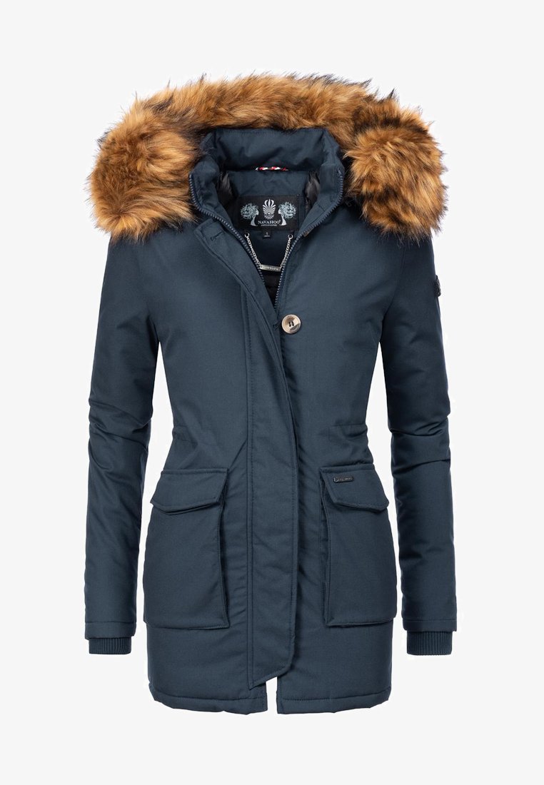 Parka de iarnă bleumarin cu glugă din blană sintetică, două buzunare frontale, închidere cu un singur nasture și manșete cu nisă. Textură netedă și formă ajustată.