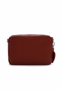 Bolso rectangular de cuero rojo con superficie texturizada, cierre de cremallera y un lazo lateral para fijar accesorios. Mide aproximadamente un tamaño mediano.