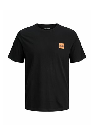 Sort bomulds t-shirt med korte ærmer, der har et lille orange mærke på brystet med "Jack & Jones" i trykt tekst.
