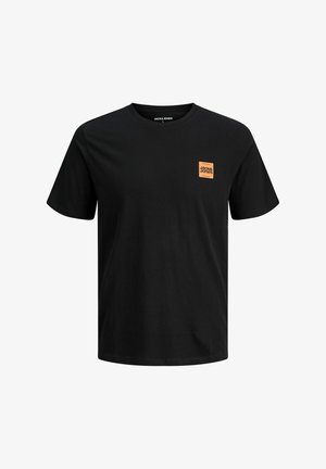 T-shirt in cotone nero con maniche corte, caratterizzato da un piccolo etichetta arancione sul petto con la scritta "Jack & Jones" in testo stampato.