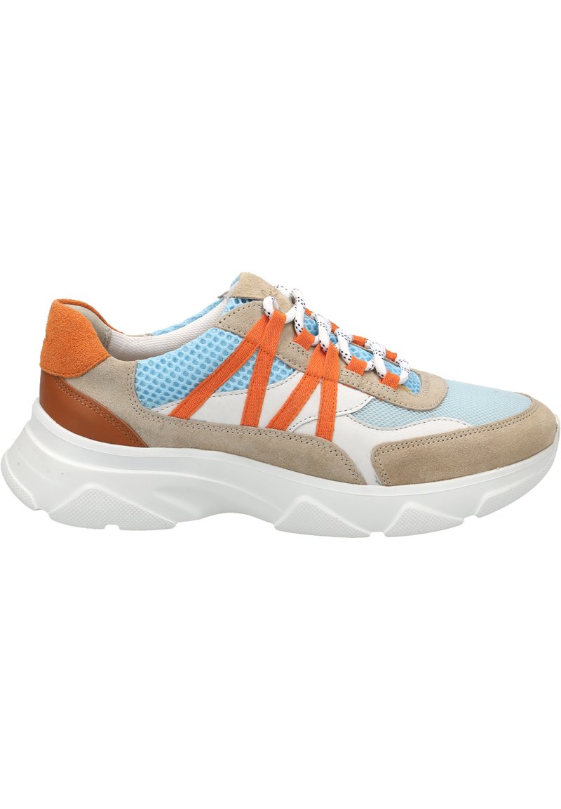 Sneaker mit einem hellblauen Mesh-Obermaterial und beigem Wildleder, akzentuiert mit orangen Riemen, und einer weißen klobigen Sohle mit Textur-Grip.