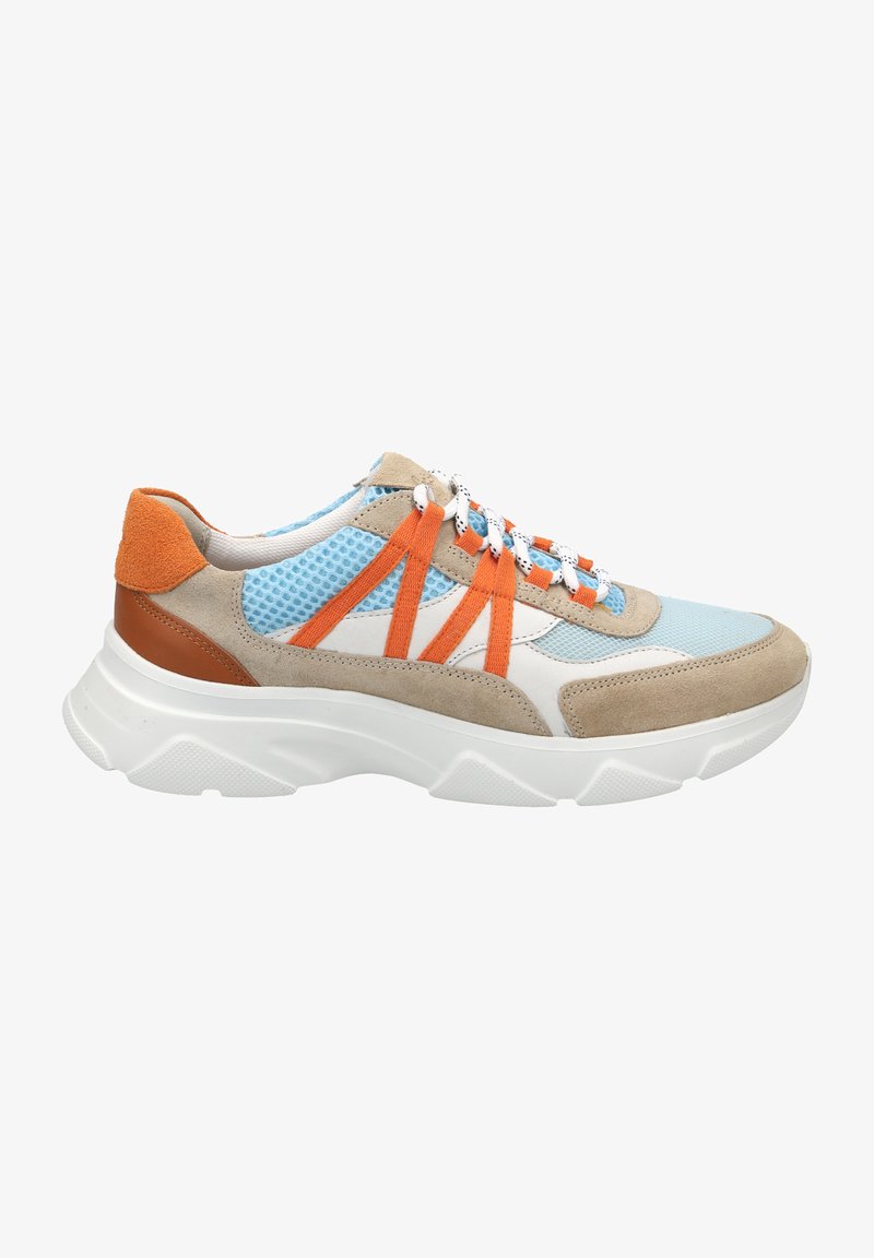 Sneaker mit einem hellblauen Mesh-Obermaterial und beigem Wildleder, akzentuiert mit orangen Riemen, und einer weißen klobigen Sohle mit Textur-Grip.