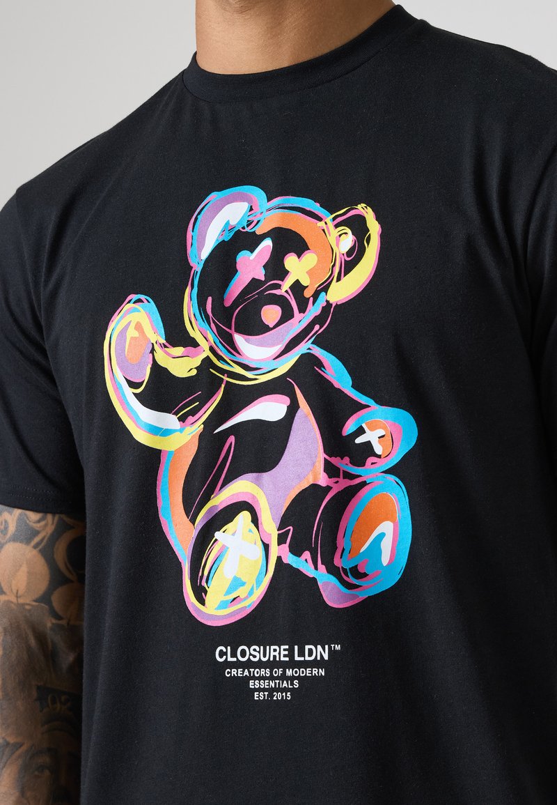 CLOSURE London POP ART TEDDY TEE - Print T-shirt - black 