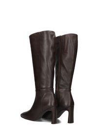 Bottes en cuir marron mi-hautes avec une tige courbée, un bout pointu et un talon épais. Comprend une fermeture éclair sur le côté avec des détails de couture contrastés.