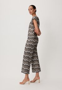 comma REGULAR MIT ZICKZACK-MUSTER - Trousers - schwarz