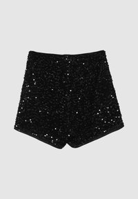 Schwarze High-Waist-Shorts, bedeckt mit kleinen, glänzenden schwarzen Pailletten, flach auf einem hellgrauen Hintergrund präsentiert.