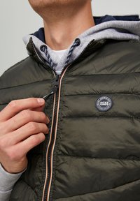 Jack & Jones HERO BODYWARMER COLLAR - Chaleco - rosin