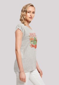 Grijze t-shirt met korte mouwen, featuring een kleurrijke screen print van feestelijke ontwerpen. De stof heeft een zachte, gladde textuur.