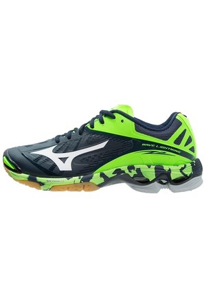 Mørkeblå og neongrøn atletiksko med sorte og hvide detaljer, mærket "Wave Lightning", med mønstret sål og snørebånd.