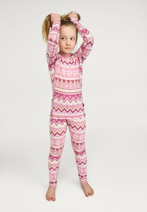 Pigiama rosa a fantasia con maniche lunghe e leggings, caratterizzato da forme geometriche, fiocchi di neve e una texture morbida del tessuto.