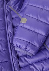 Paarse pufferjack met een doorgestikt patroon, een gladde textuur, elastische manchetten en een reflecterende grijze accenten op de mouw.