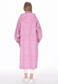 Dlouhý růžový kabát s leopardím potiskem s kapucí, velkými rukávy a volným střihem, vyrobený z lehké, hladké látky.