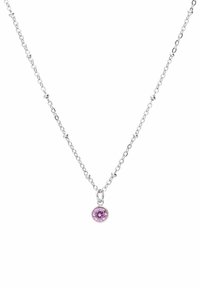 Collier en argent doté d'un pendentif rond en pierre précieuse rose pâle. La chaîne est composée de segments métalliques polis entrelacés.