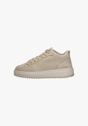 Beige suède sneakers met een gestructureerde afwerking, ronde neus, vetersluiting aan de voorkant en een dikke witte rubberen zool. Bevat zijpaneel stiksel en branding.