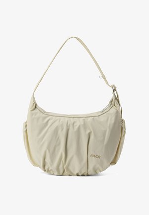 Beige Schultertasche aus weichem Stoff mit verstellbarem Riemen, gerafftem Boden, Seitentaschen und kleinem Logo unten rechts auf der Vorderseite.