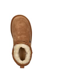 Bruine suède enkelboot met een zachte, crème-kleurige schapenvacht voering. Rond neus en een kleine trekband aan de achterkant. Gladde textuur.