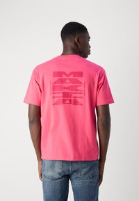 Makia STATEMENT - Marškinėliai su spaudiniu - pink