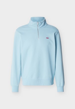 Lyseblå langærmet pullover med en kvart lynlås og et lille rødt Levi's-logo på venstre bryst.