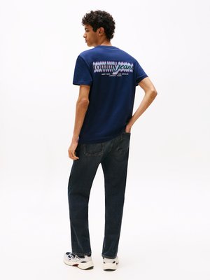 Tommy Jeans REG BLUR SCRIPT BACK TEE UNISEX - Triko s potiskem - dark night navy