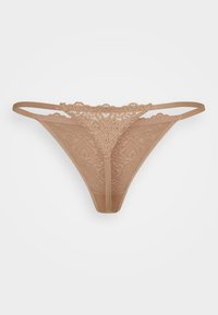 Beige blondetanga med blomsterdesign, tynne sidestriper og en bølgete blondekant langs midjebåndet mot en lys bakgrunn.