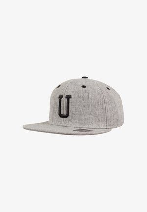 Cappellino in tessuto grigio con visiera piatta, caratterizzato da un logo "U" nero ricamato sul davanti. Materiale texturizzato con fori di ventilazione.