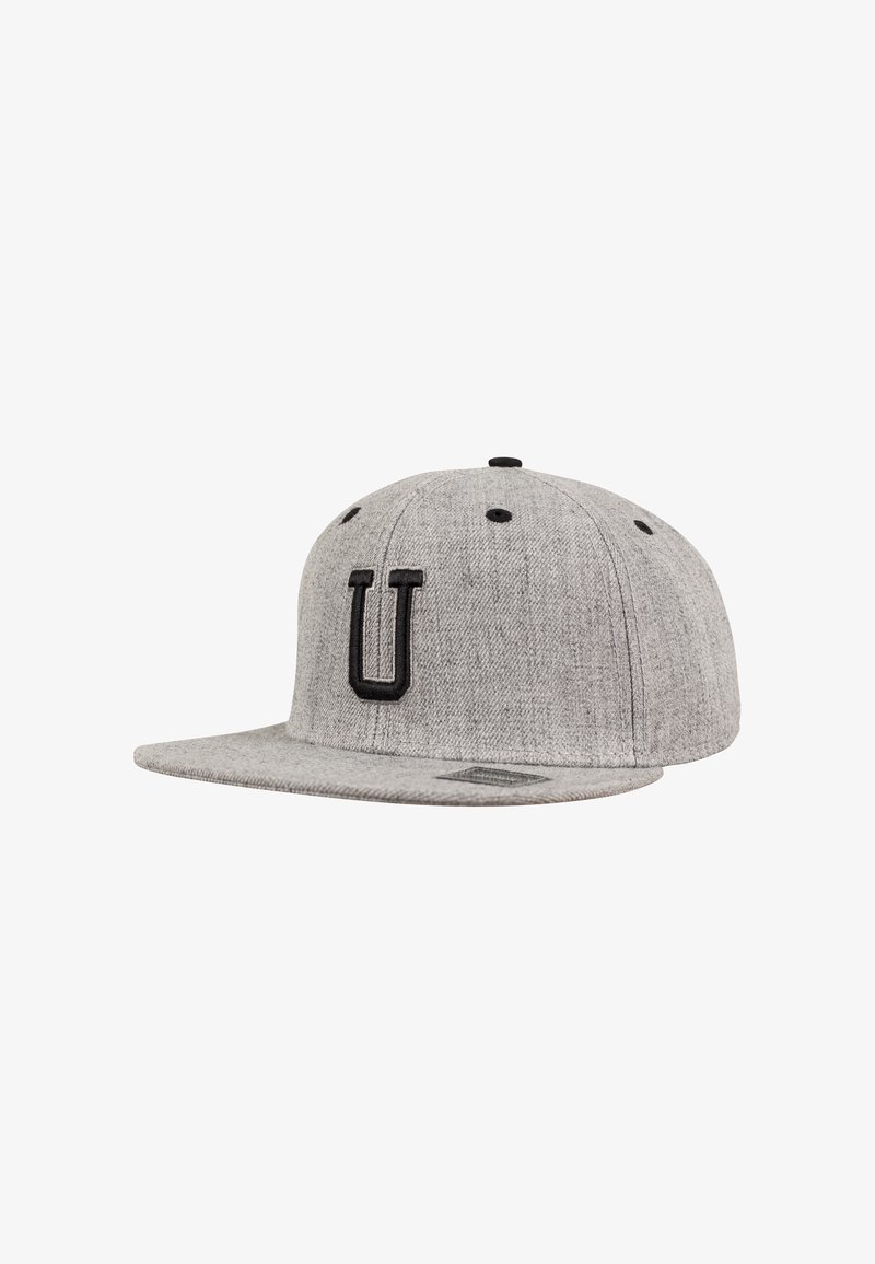 Graue Flachkappe aus strukturiertem Stoff, mit einem schwarzen "U"-Logo auf der Vorderseite und sechs Belüftungslöchern am Scheitel.