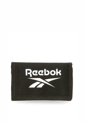 Cartera de tela negra con el logo y texto de Reebok en blanco en el frente, rectangular y cerrada con bordes cosidos.